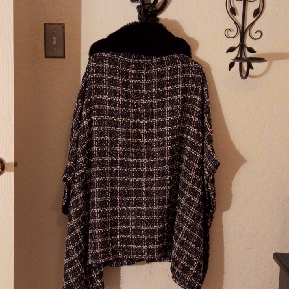 A cape for a woman - Picture 4 of 4